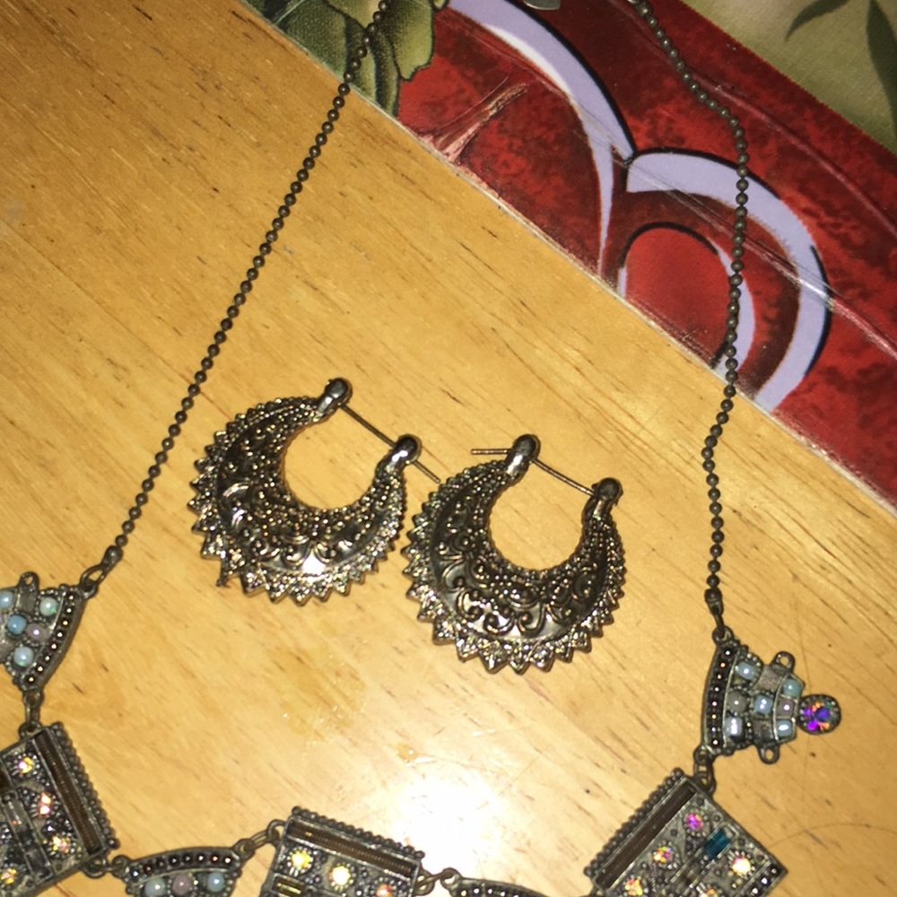 Set of  earring and  colorful.  Necklace